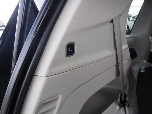 Used 2023 Chrysler Pacifica Touring-L image 8