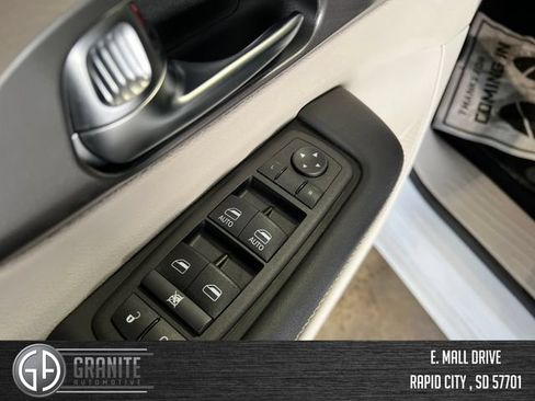 Used 2024 Chrysler Pacifica Limited FWD image 12