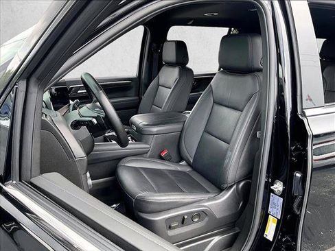 Used 2025 Chevrolet Suburban LT w/ Comfort Package RWD image 27