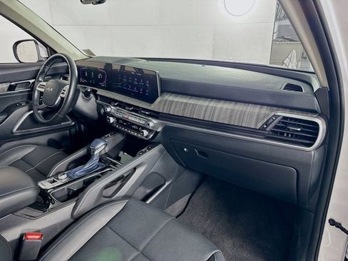 Certified 2025 Kia Telluride EX image 32