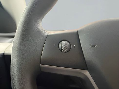 Used 2023 Tesla Model Y Long Range AWD/4WD image 18