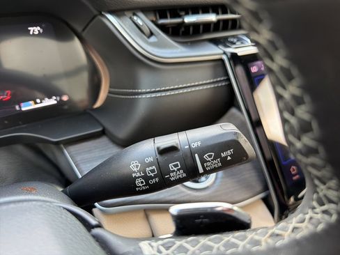 Certified 2025 Jeep Grand Cherokee L Limited w/ Luxury Tech Group II AWD/4WD image 70