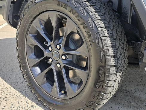 Used 2025 Jeep Wrangler Unlimited Sahara image 18