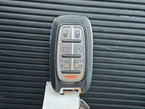Used 2023 Chrysler Pacifica Touring-L FWD image 30