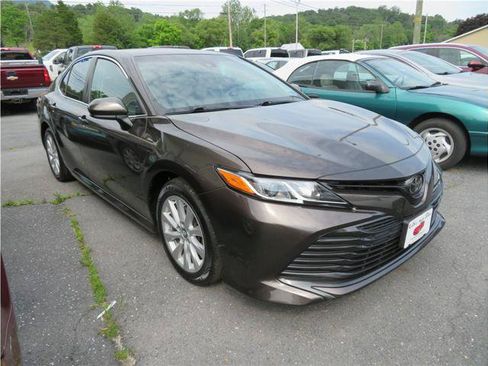 Used 2018 Toyota Camry LE FWD image 12