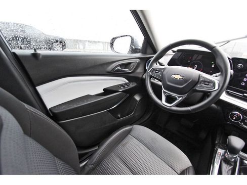 Used 2025 Chevrolet Trax LT w/ Driver Confidence Package image 8