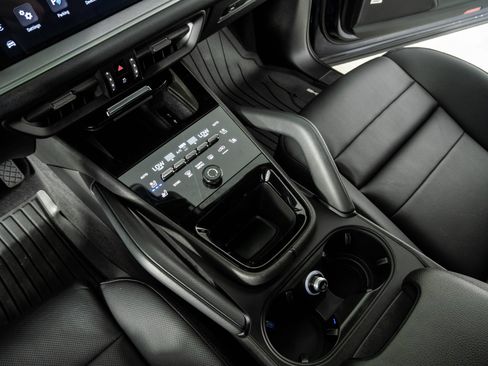 Certified 2024 Porsche Cayenne AWD/4WD image 17