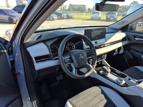 New 2026 Mitsubishi Outlander SE image 32