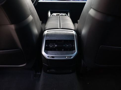 Used 2023 BMW 760i xDrive AWD/4WD image 33
