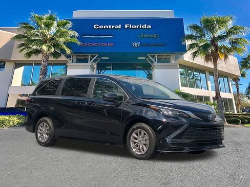 Used 2025 Toyota Sienna LE FWD image 2