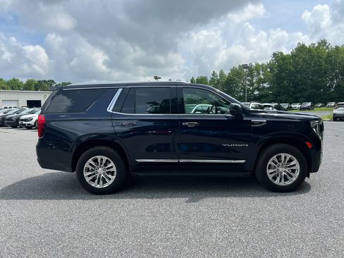 Used 2024 GMC Yukon SLT w/ SLT Luxury Package image 11