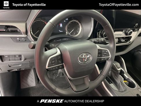 Certified 2025 Toyota Highlander XLE image 30