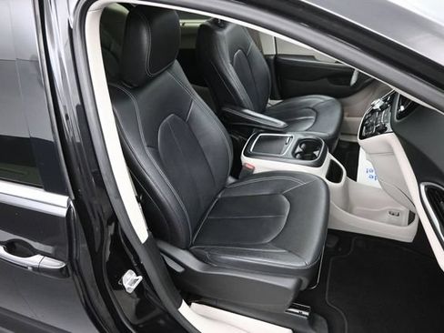 Used 2022 Chrysler Pacifica Touring-L FWD image 11