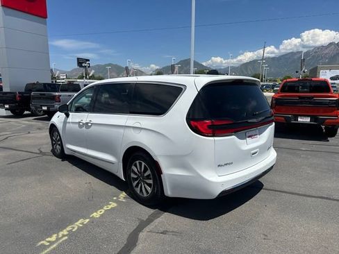 Used 2023 Chrysler Pacifica Limited FWD image 8
