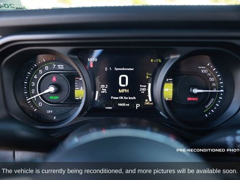 Used 2025 Jeep Wrangler Unlimited Sahara w/ Safety Group image 16