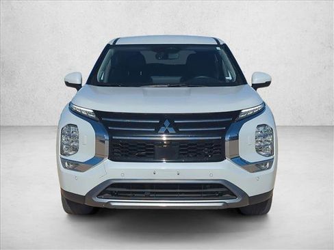 Used 2025 Mitsubishi Outlander SE image 2