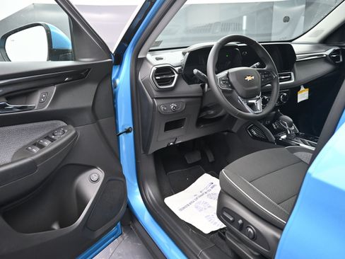 Used 2025 Chevrolet TrailBlazer LT w/ Convenience Package image 9