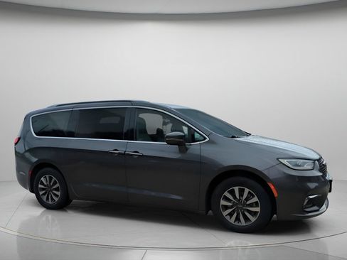 Used 2021 Chrysler Pacifica Touring-L FWD image 2
