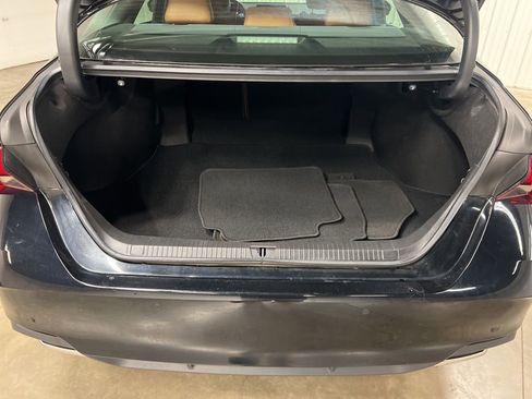 Used 2021 Toyota Avalon Limited image 6