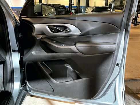 Used 2023 Chevrolet Traverse LT image 12