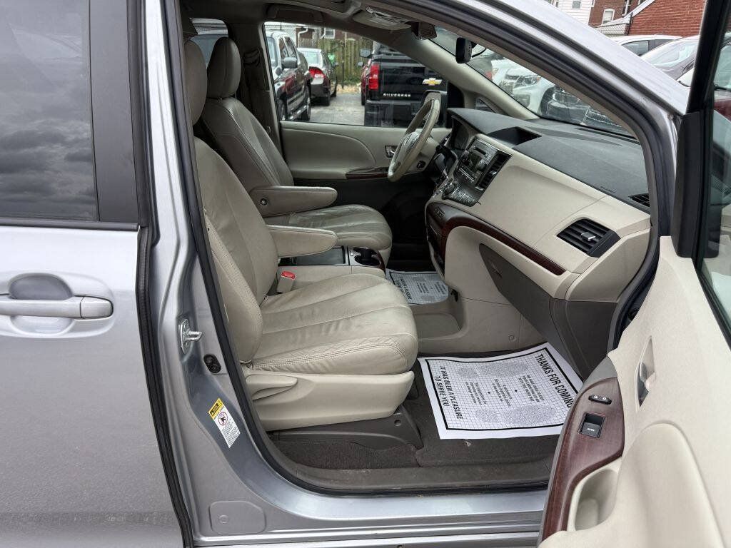 Used 2011 Toyota Sienna XLE w/ Entertainment Pkg FWD image 21