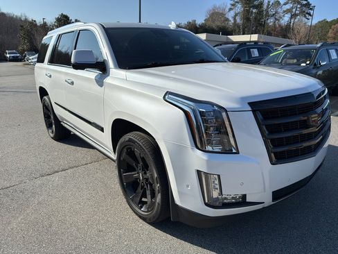 Used 2020 Cadillac Escalade Premium Luxury image 3