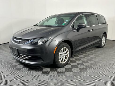 Used 2019 Chrysler Pacifica LX FWD image 2