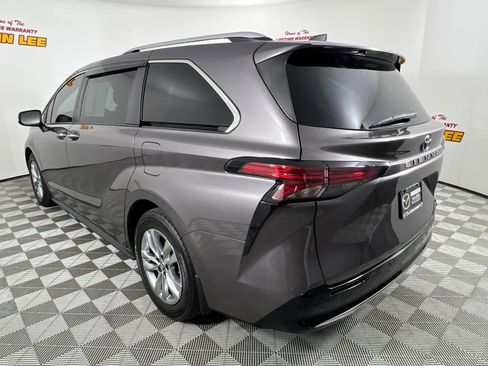 Used 2022 Toyota Sienna Limited FWD image 3