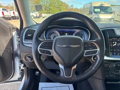 Used 2022 Chrysler 300 Touring w/ Sport Appearance Package image 20