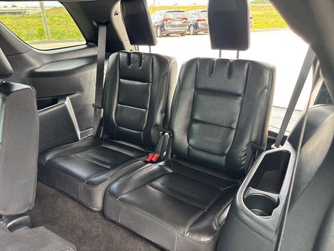 Used 2018 Ford Explorer XLT w/ Equipment Group 202A FWD image 21