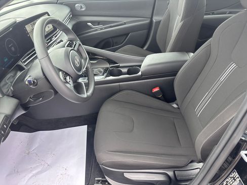 Used 2025 Hyundai Elantra SEL FWD image 5