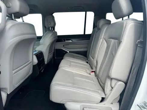 Used 2024 Jeep Wagoneer Series II w/ Flexible Seating Group AWD/4WD image 17
