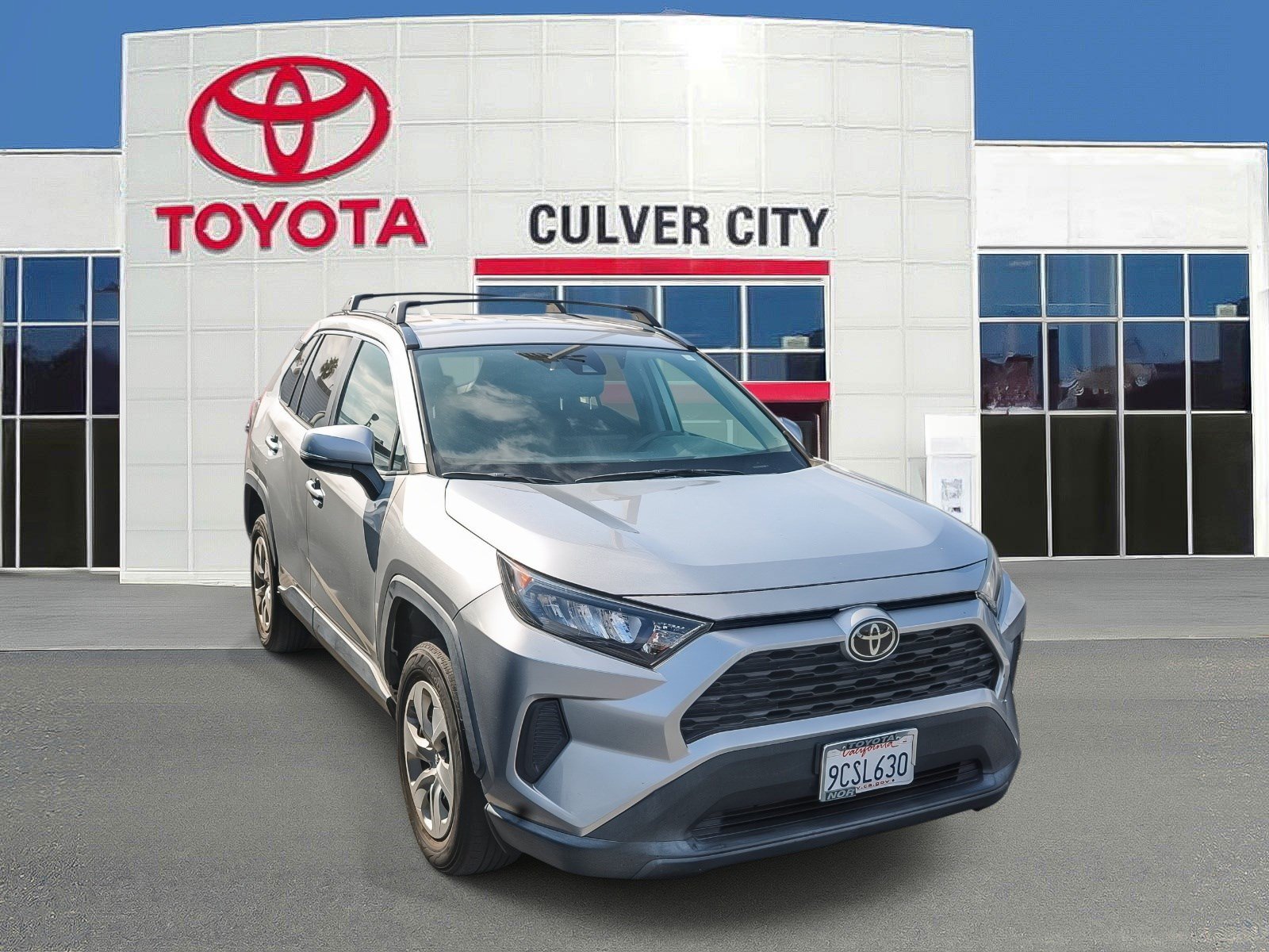 Used 2019 Toyota RAV4 LE w/ Carpet Mat Package FWD image 1