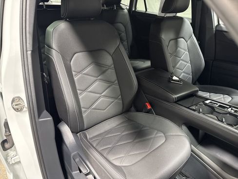 Used 2025 Volkswagen Atlas Cross Sport SE FWD image 10