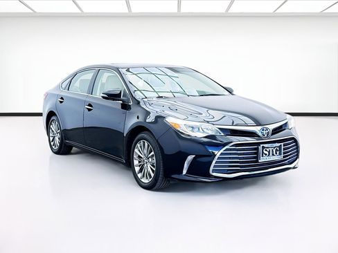 Used 2018 Toyota Avalon Limited image 3