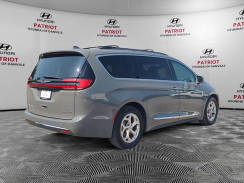 Used 2022 Chrysler Pacifica Limited FWD image 3
