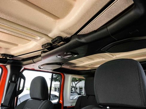 Used 2018 Jeep Wrangler Unlimited Sahara image 33