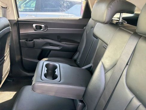 Used 2025 Kia Sorento S image 14