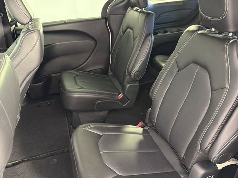 Used 2025 Chrysler Pacifica Select FWD image 17