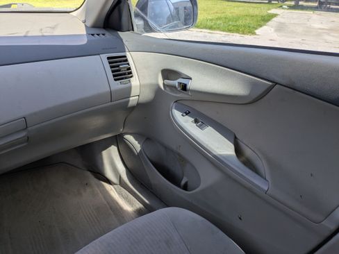 Used 2010 Toyota Corolla LE FWD image 17