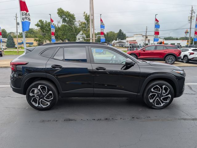 Used 2024 Chevrolet Trax RS w/ Sunroof Package FWD image 6