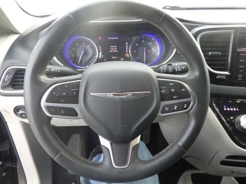 Used 2022 Chrysler Pacifica Touring-L FWD image 24