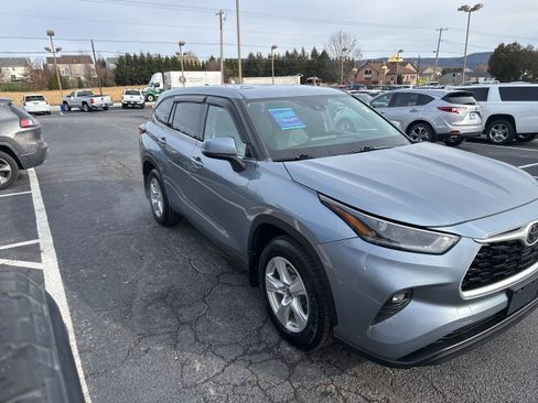 Used 2021 Toyota Highlander LE image 9