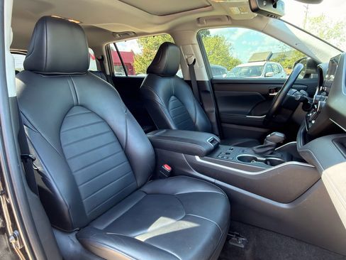 Used 2023 Toyota Highlander XLE image 15