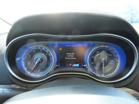 Used 2017 Chrysler 300 Limited w/ Value Package image 28