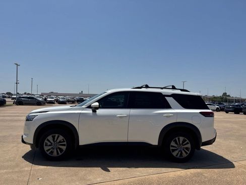 Certified 2024 Nissan Pathfinder SV FWD image 12