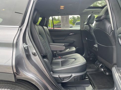 Used 2024 Toyota Highlander XLE AWD/4WD image 32