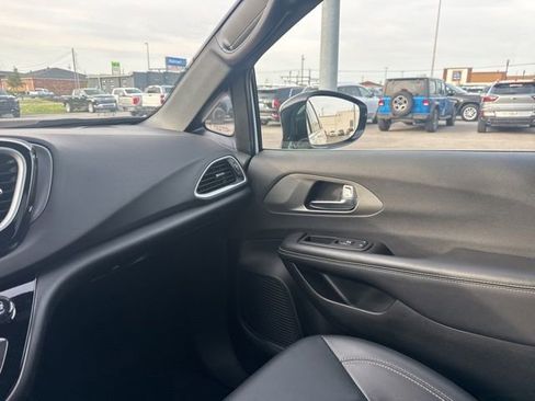 Used 2025 Chrysler Pacifica Select FWD image 19