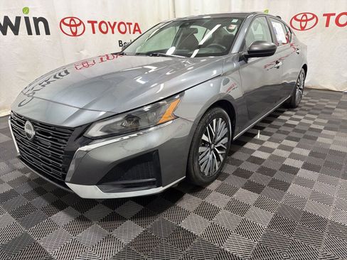 Used 2024 Nissan Altima 2.5 SV image 3