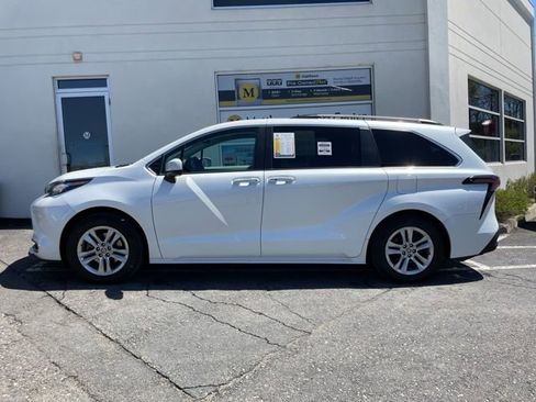 Used 2023 Toyota Sienna XLE w/ XLE Plus Package AWD/4WD image 2